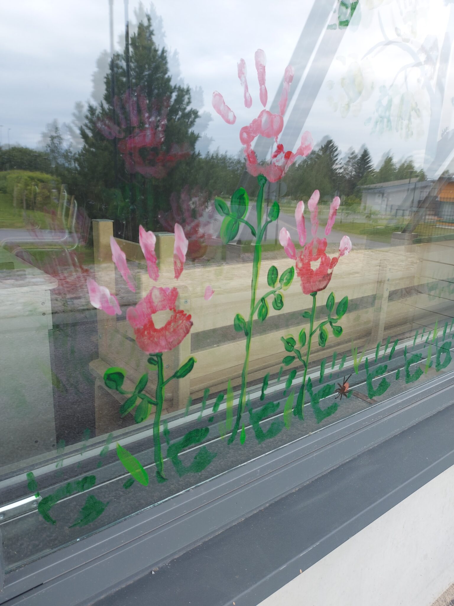 målade blommor på ett fönster