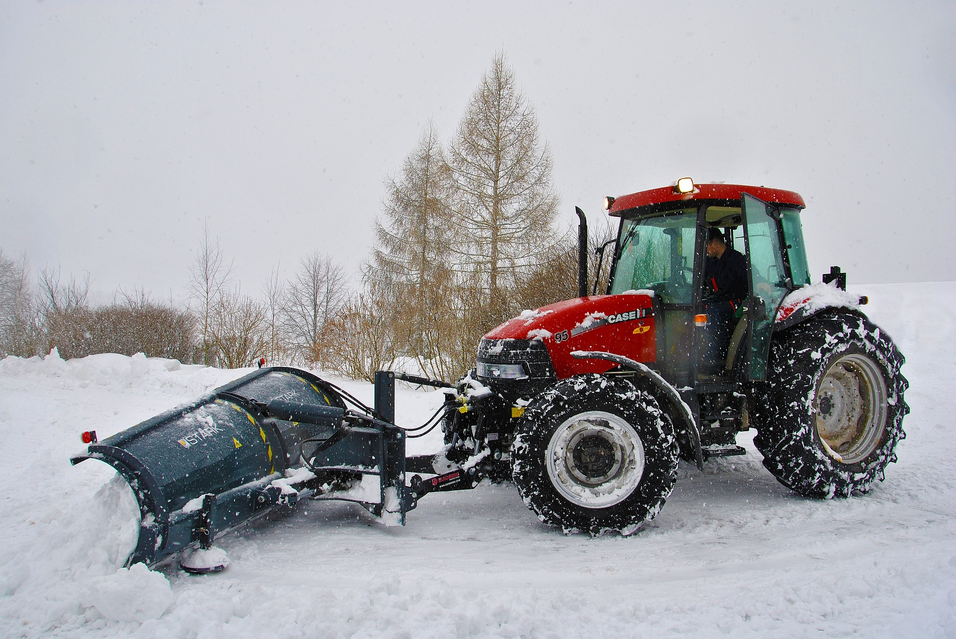 traktor plogar snöig väg
