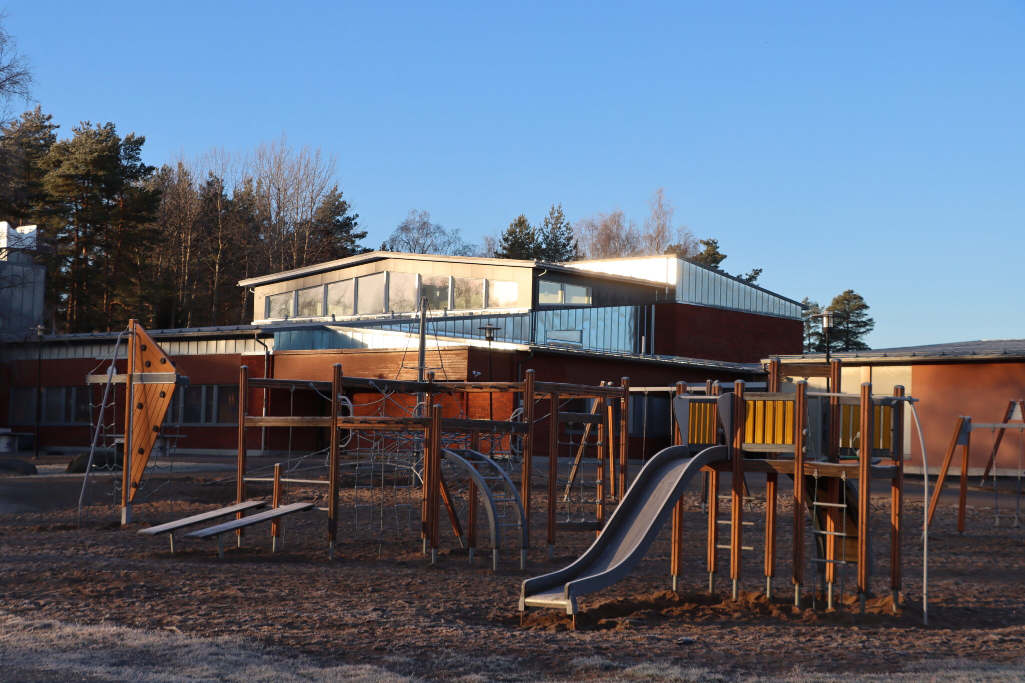 Holm skolas gårdsplan med klätterställningar och rutschbana