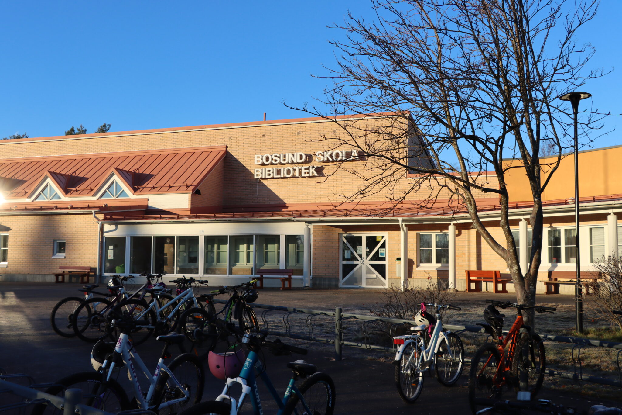Bosund skola och bibliotek gårdsplan med cyklar