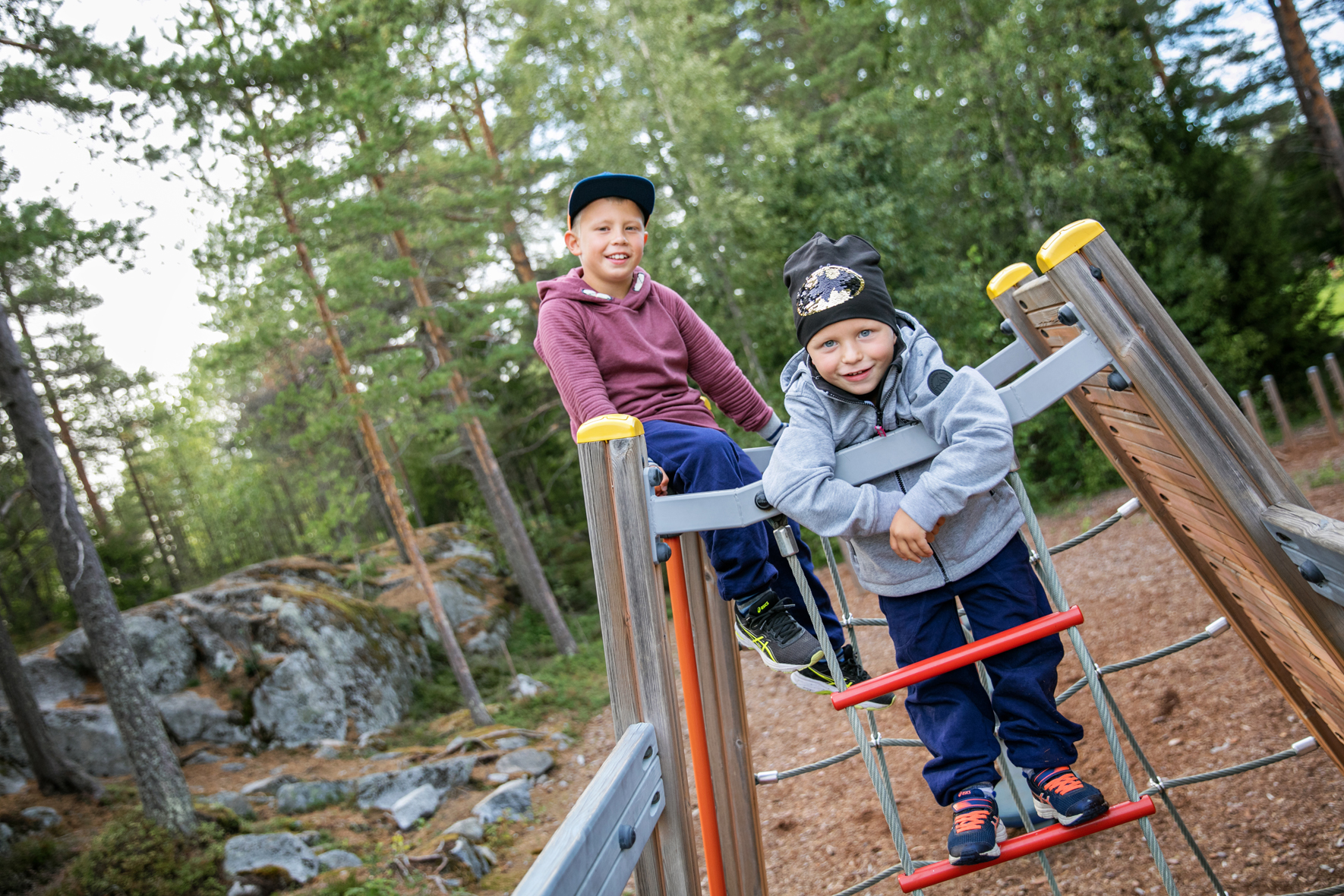 Barn vid klätterställning