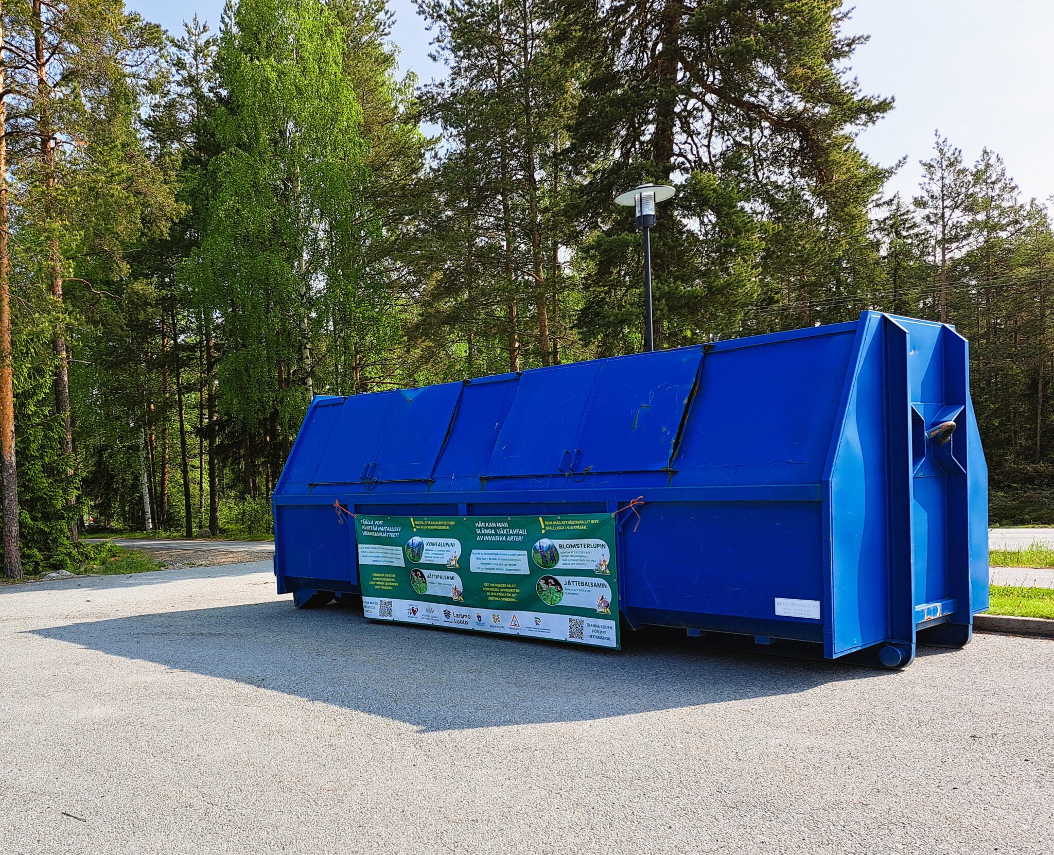 BlÄ container för insamling av invasiva vÀxtarter