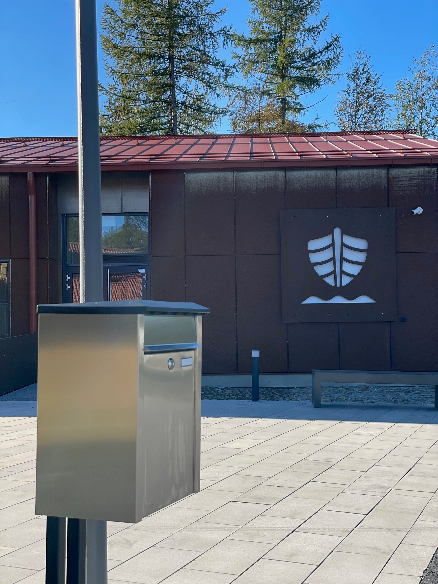 postlåda framför larsmo kommungård