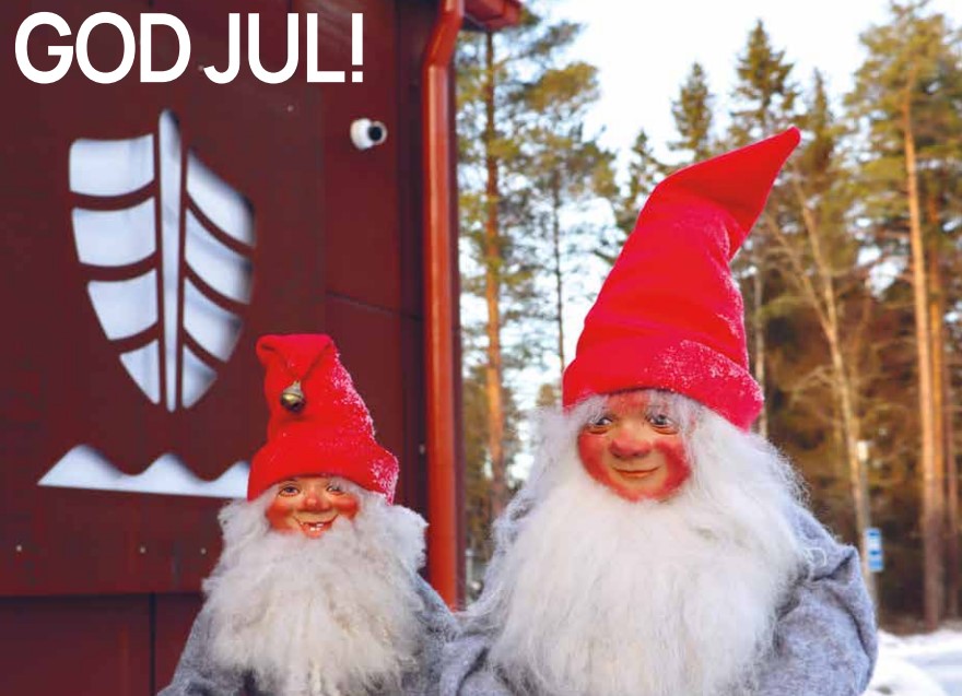 Larsmotomtarna framför kommungården önskar god jul