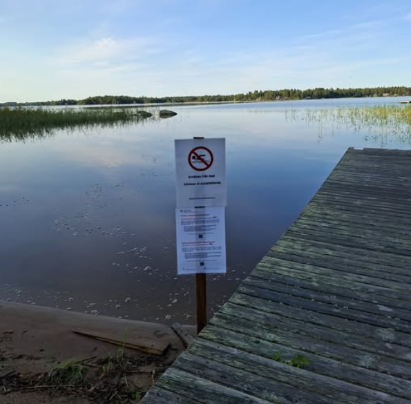 Skylt om badförbud vid Annäsgrundet badstrand